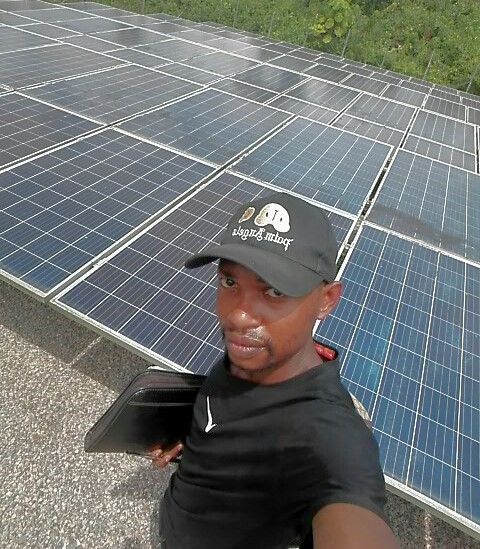 Technicien Optimus IT Soft sur une installation de panneaux solaires